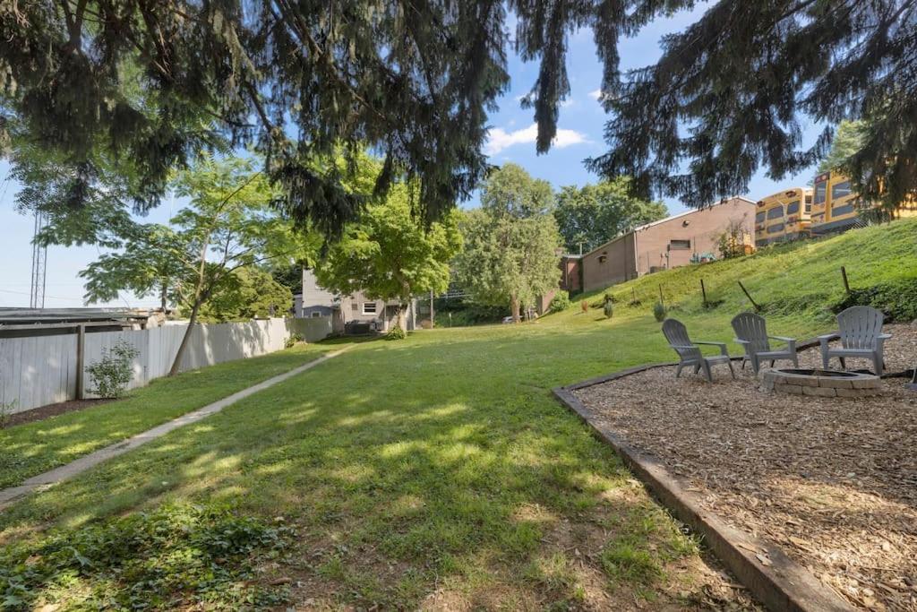 Rare City Home W/ Backyard Fire-Pit & Hottub Ланкастер Екстер'єр фото